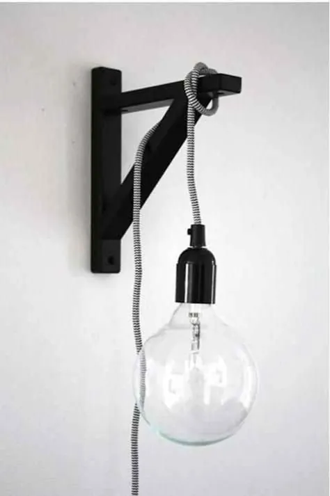 برای یک لامپ کم مصرف ، یک لامپ را از سیم یک قفسه دیواری آویزان کنید.