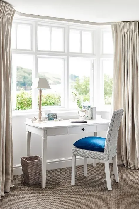 میز سفید فرانسوی با صندلی حصیری سفید - کلبه - اتاق خواب