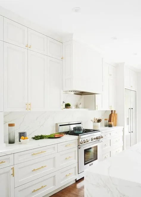 هود تابلویی سفید چوبی با قفسه ادویه مرمر سفید - انتقالی - آشپزخانه
