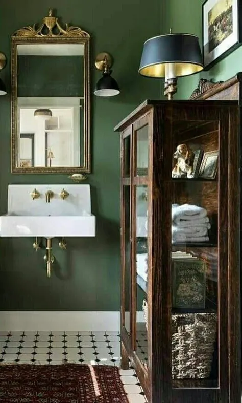 از ویترین چوبی و شیشه ای قدیمی برای حوله و وسایل بهداشتی در حمام - مدل نوسازی حمام استفاده کنید