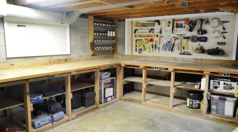 ذخیره رنگ و تخته های نقاشی در کارگاه زیرزمین ما |  عشق خانه جوان