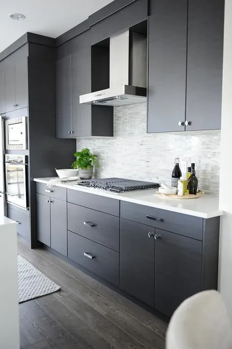 کابینت های آشپزخانه جلو تخت خاکستری تیره با کاشی موزاییک خاکستری Backsplash - مدرن - آشپزخانه