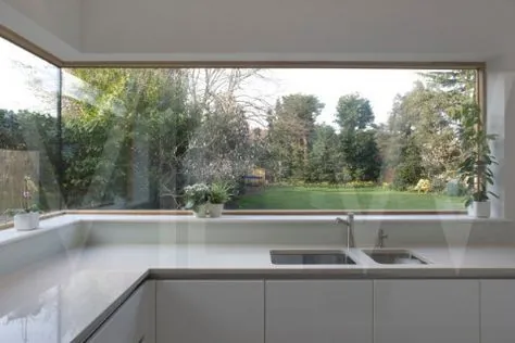 Panoramafenster mit Blick in den Garten - کافه عکس