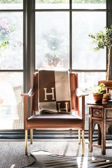 پتو انداختن قهوه ای هرمس آوالون روی صندلی چرمی قهوه ای - انتقالی - اتاق نشیمن