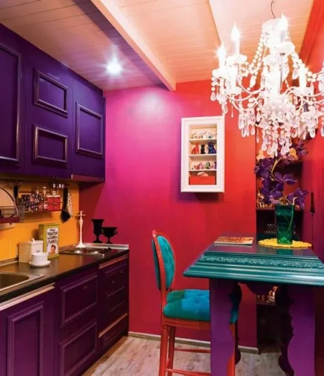رنگهای جسورانه که یک آشپزخانه کوچک را پوشش می دهد - 84205 ایده ها و تصاویر طراحی
