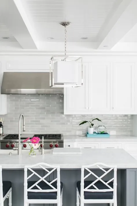 کاشی های آشپزخانه آشپزخانه خاکستری روشن با کابینت های شیکر سفید - انتقالی - آشپزخانه