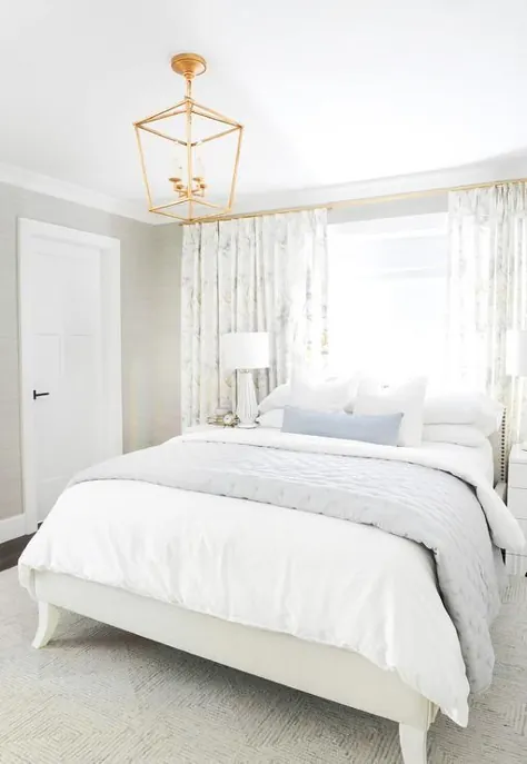 اتاق خواب سفید و خاکستری با فانوس طلا - انتقالی - اتاق خواب