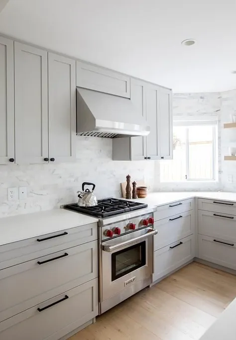 آشپزخانه سفید و خاکستری با کاشی های عقب مرمر علامت گذاری شده - انتقالی - آشپزخانه
