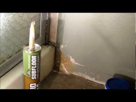 آسیب دیدگی در معرض خشک شدن نشتی دوش دیواری توسط چسب Liquid Nails Subfloor