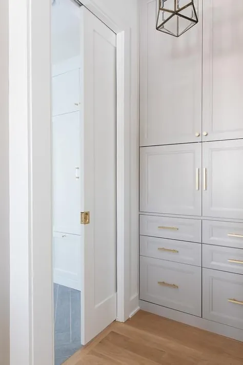 کابینت های اتاق لباسشویی خاکستری Stacked Dove با سخت افزار برنجی - انتقالی - اتاق لباسشویی