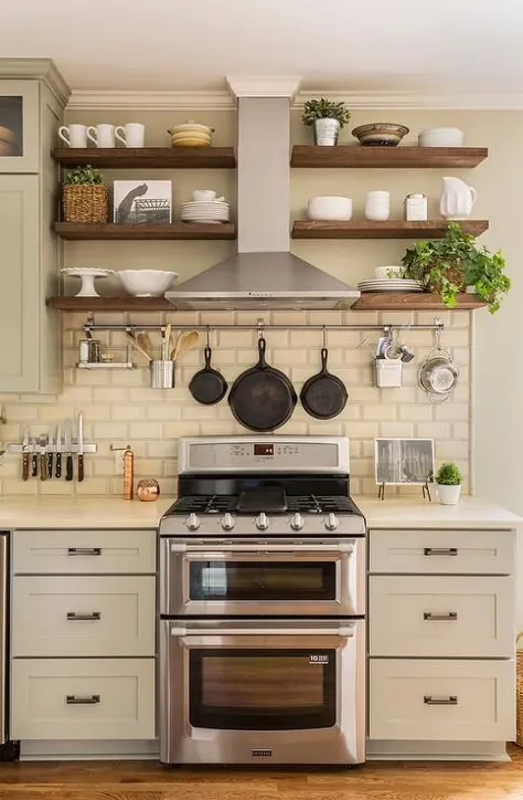 قفسه های چوبی آشپزخانه با قفسه قابلمه - انتقالی - آشپزخانه