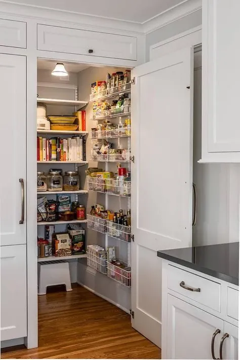 درب کابینت روکش دار به انبار آشپزخانه مخفی - انتقالی - آشپزخانه باز می شود