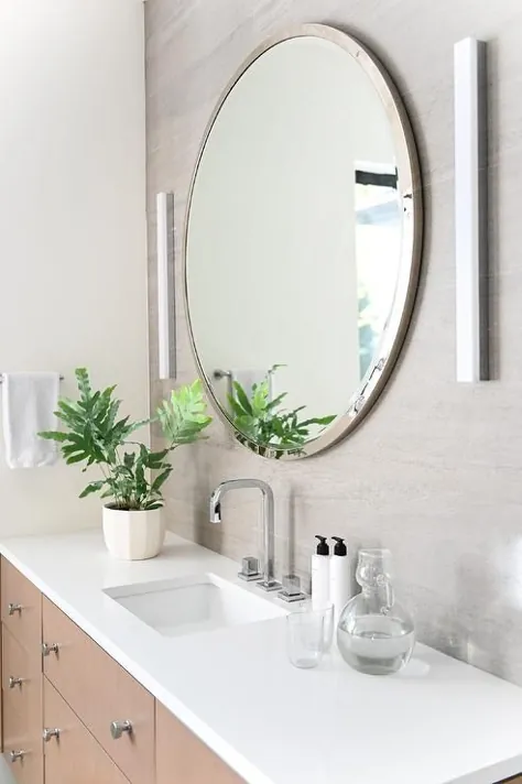 آینه پرچ نیکل گرد روی دیوار کاشی سنگی خاکستری - انتقالی - حمام