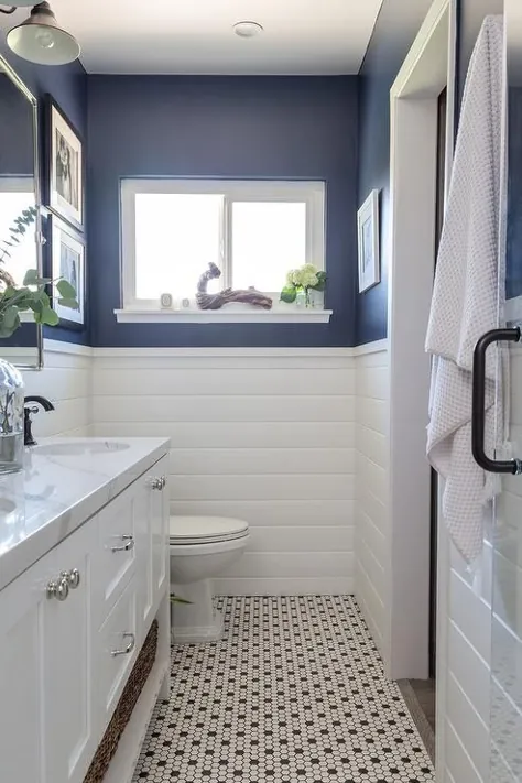 دیوارهای حمام آبی سرمه ای با تر و تمیز Shiplap سفید - کلبه - حمام