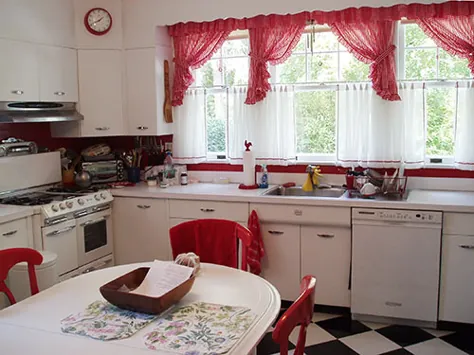 دیوید یک آشپزخانه پرنعمت قرمز و سفید آفتابی برای خانه استعماری هلند خود در سال 1930 ایجاد می کند -