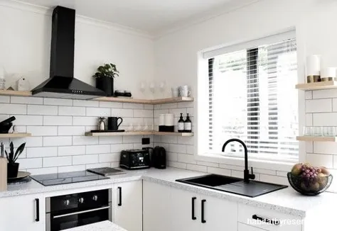 آشپزخانه سفید با لهجه های سیاه