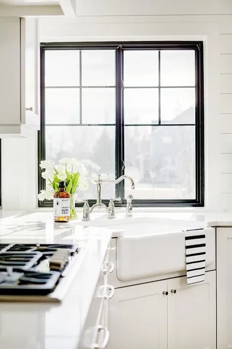آشپزخانه سیاه و سفید با سینک ظرفشویی گوشه ای - کلبه - آشپزخانه
