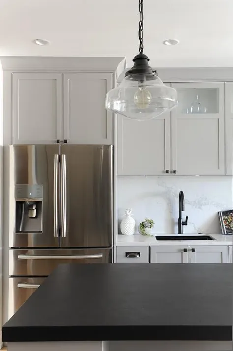 کابینت های خاکستری شیکر با کلکت کوارتز Backsplash - انتقالی - آشپزخانه