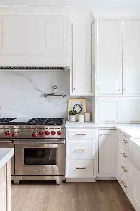 Wolf Range با تخته سنگ مرمر سفید لبه دار Backsplash - انتقالی - آشپزخانه
