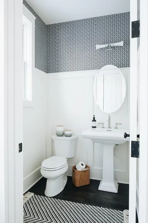 اتاق پودر سفید و آبی با دیوارهای تخته و باتوم - انتقالی - حمام