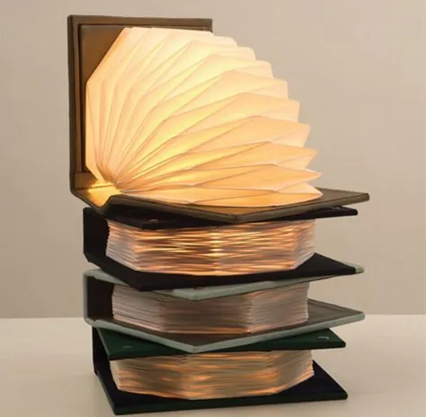 چراغ کتاب با چراغی مانند آکاردئون پیانو - Designbuzz همراه است