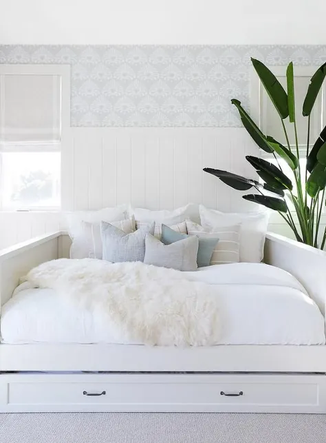 تختخواب سفیدی چوبی سفید با کلاسیک - کلبه ای - اتاق دخترانه