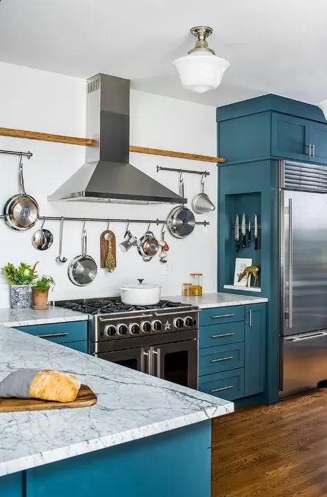 کابینت های آشپزخانه آبی با کانترهای سنگ مرمر کاررا - معاصر - آشپزخانه