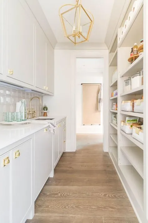 کابینت انبارهای سبک گالی به رنگ خاکستری روشن با فانوس کالسکه برنجی - انتقالی - آشپزخانه