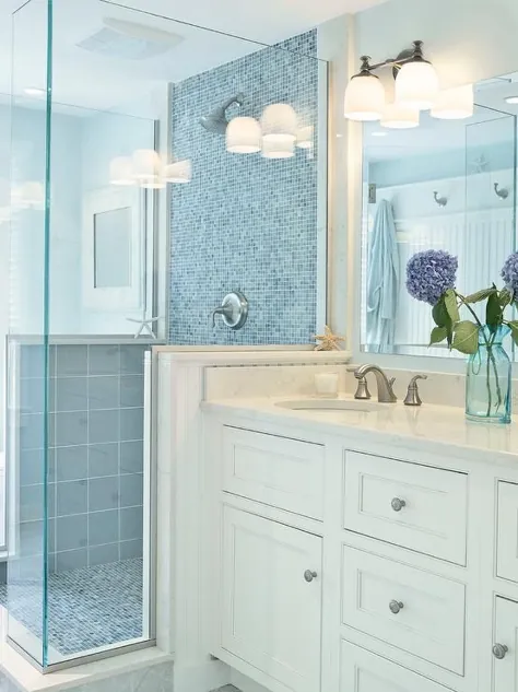 دوش با کاشی های شیشه ای آبی - انتقالی - حمام - طراحی داخلی Donna Elle