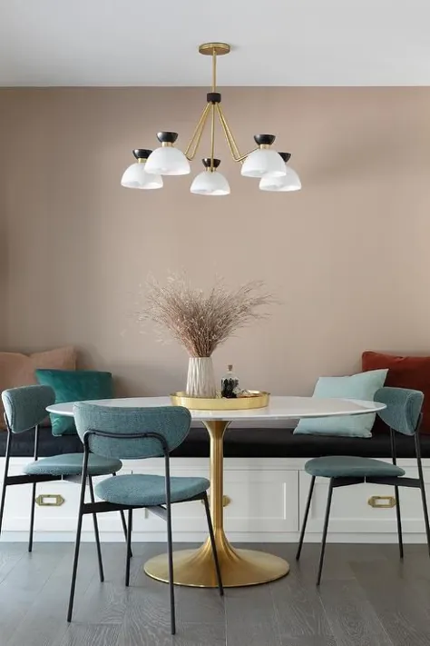 صندلی های آبی پرنعمت در میز لاله های بیضی سفید و طلایی - انتقالی - اتاق ناهار خوری