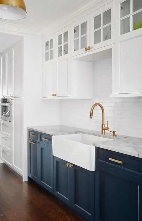 کابینت های رویه سفید با کابینت های پایین آبی - انتقالی - آشپزخانه