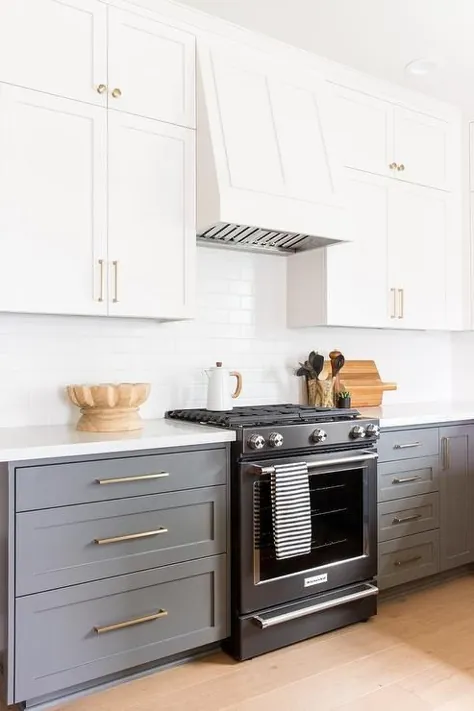 کابینت های رویه سفید با کابینت های خاکستری ذغالی - انتقالی - آشپزخانه