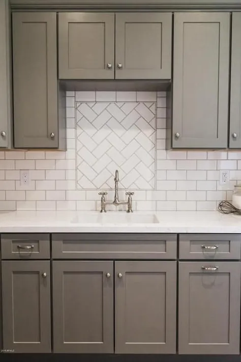 کابینت های آشپزخانه خاکستری شیکر با کاشی سفید مترو شاهین سینک ظرفشویی Backsplash - انتقالی - آشپزخانه