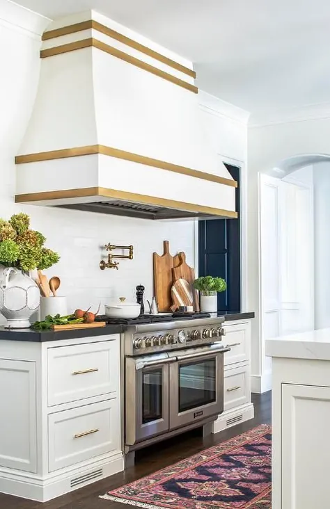 هود رنج فرانسوی سفید و طلایی با پرکن قابلمه برنجی آنتیک - انتقالی - آشپزخانه