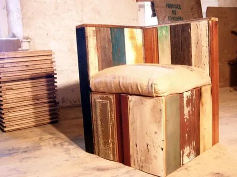 صندلی نشیمن گوشه ای سبک شهری از کیسه های اصلاح شده چوبی و دانه های قهوه