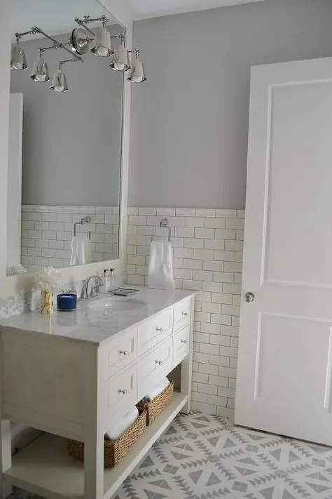 حمام سفید و خاکستری با کاشی سیمانی کاشی های Tulum فروشگاه - انتقالی - حمام
