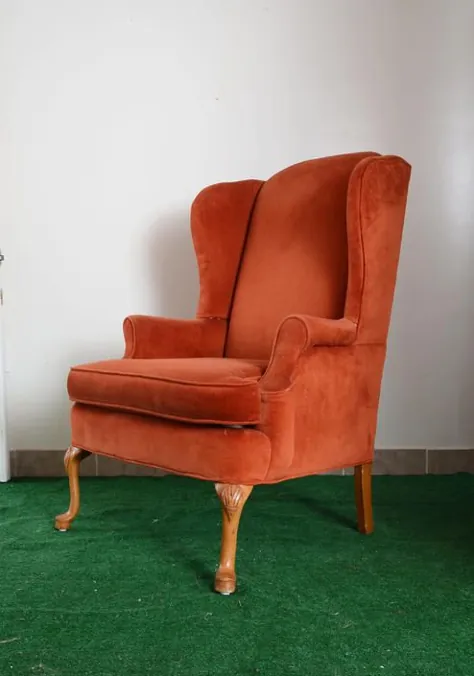صندلی بازویی بال دار نارنجی مخملی با انگشت انگشتی vintage از Finger Licking Vintage of Jersey City، NJ |  اتاق زیر شیروانی