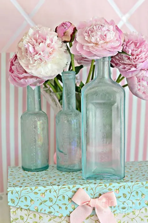 Peonies Shabby Chic Pink White Aqua Peonies با بطری های آبی Vintage - چاپ هنری عاشقانه Shabby Chic Peonies توسط Kathy Fornal