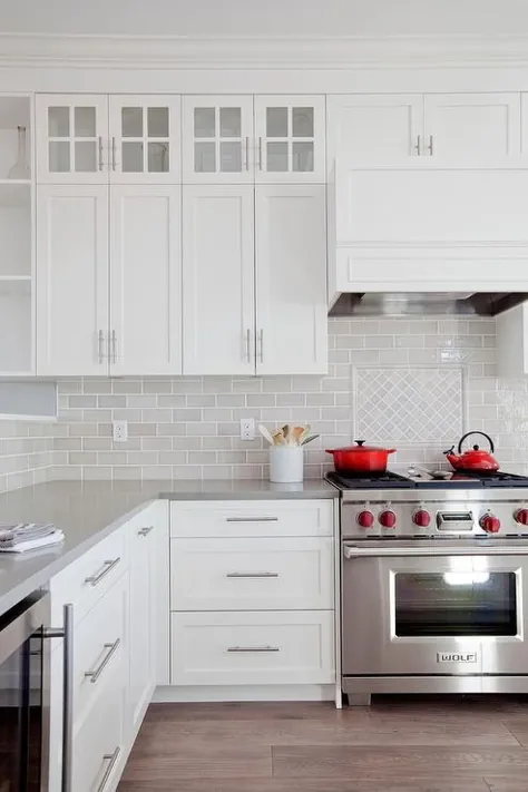 آشپزخانه سفید و خاکستری با لهجه های قرمز - انتقالی - آشپزخانه