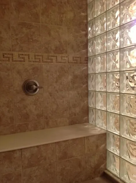 دیوارهای بلوک شیشه ای برای طراحی حمام روشن و مدرن