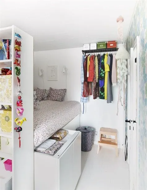 کاغذ دیواری های گل و کتابخانه های بیلی یک راه حل زیبا در یک اتاق خواب مشترک ایجاد می کنند