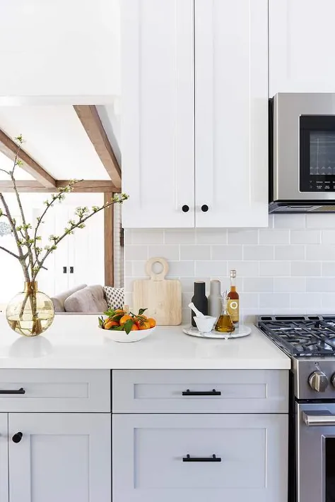 کابینت های فوقانی سفید با کاشی های مترو خاکستری روشن - انتقالی - آشپزخانه