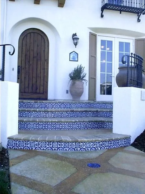 پله های آبی و سفید در ورودی خانه مدل - لهجه های لاتین