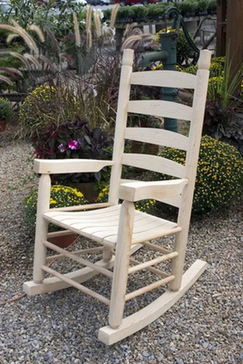 نحوه رنگ آمیزی صندلی گهواره ای چوبی در خارج |  Hunker