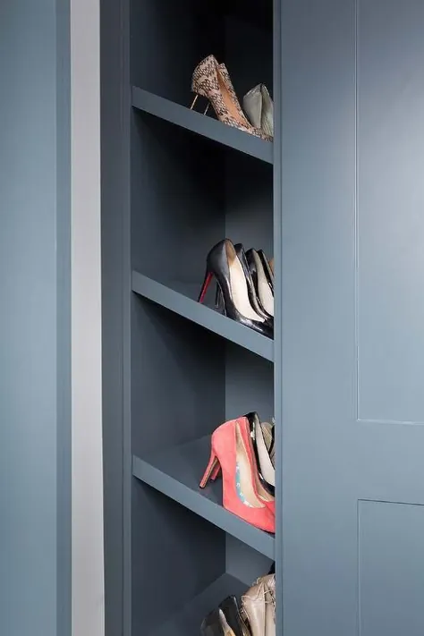 درهای کمد باز تا قفسه های کفش آبی - انتقالی - کمد