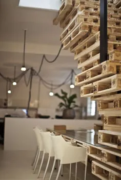 یک دفتر ساخته شده از پالت یک مشت بازیافتی را بسته بندی می کند