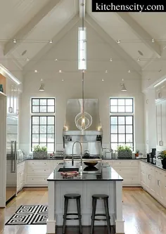 آشپزخانه کوچک با سقف طاقدار: ایده های تزیین اتاق زیر شیروانی