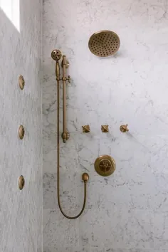 کاشی های دوش متلاطم مرمر خاکستری با سر دوش بارانی برنجی - انتقالی - حمام