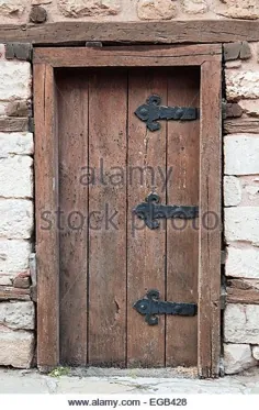 درب چوبی قدیمی بسته شده است عکس و تصاویر با وضوح بالا