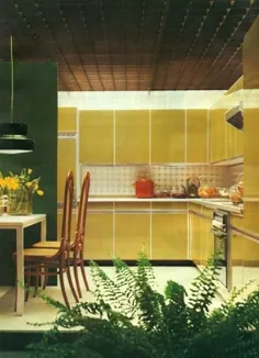طرح های کوچک آشپزخانه در رنگ های زرد و سبز با رنگ قرمز یا آبی روشن برجسته شده است